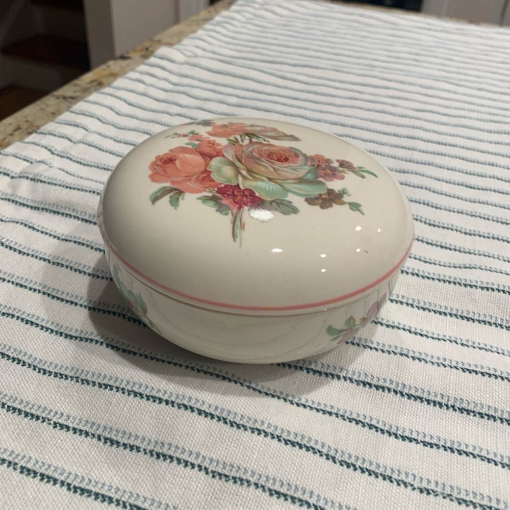 VINTAGE Victoria's Secret Royal Stafford China Floral Roses Jewelry/Trinket Box